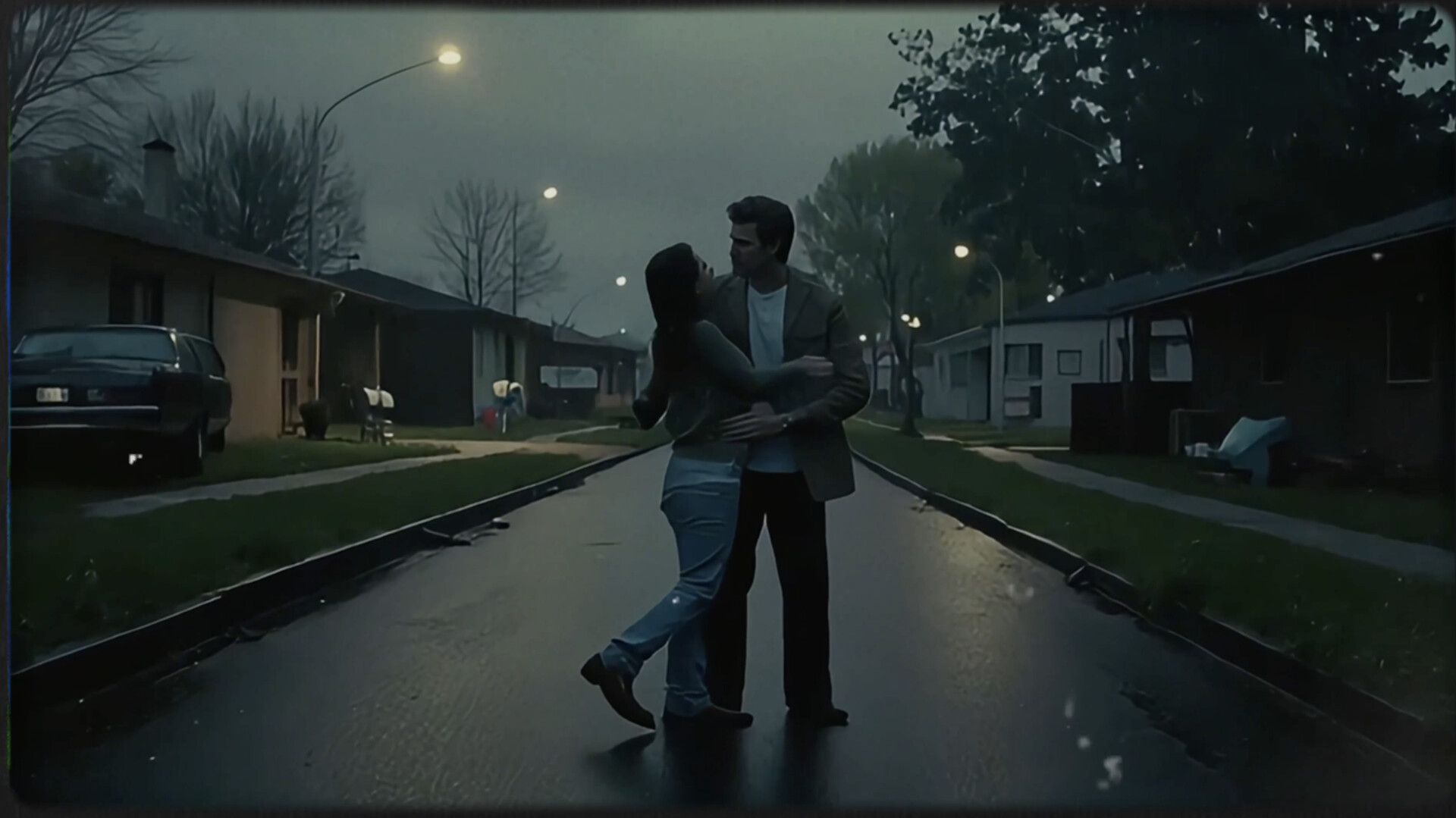 Una coppia abbracciata al centro di una strada suburbana — American Musical