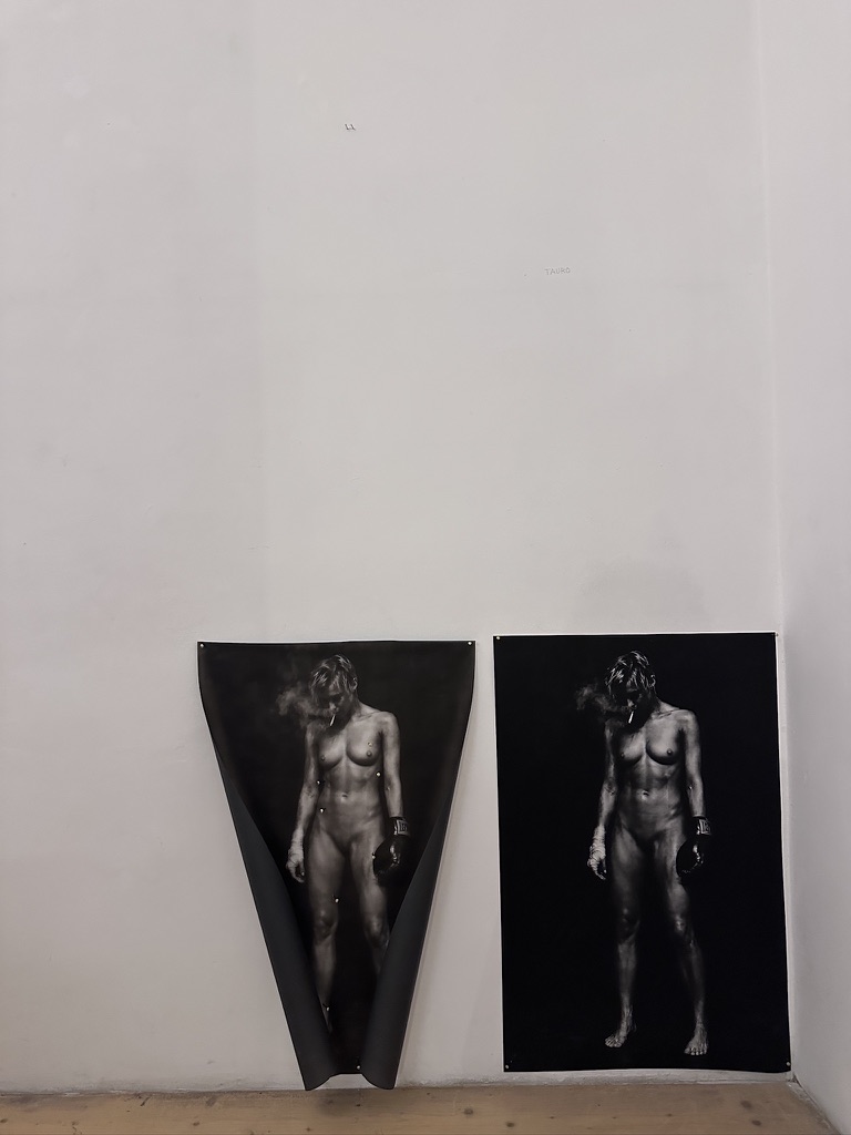 Vista frontale della stampa su carta acquarello incurvata e della stampa lucida tesa