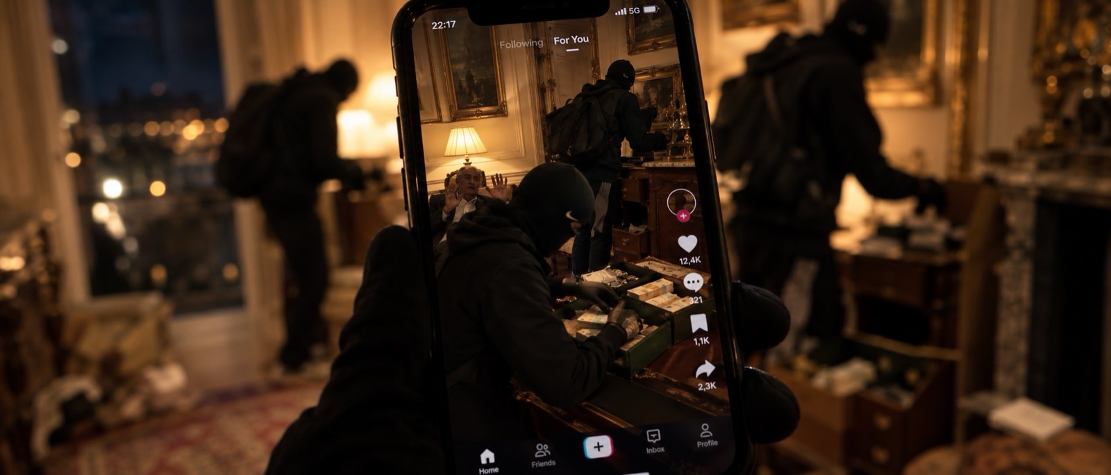 La rapina di Riders on the Storm ripresa in diretta con uno smartphone